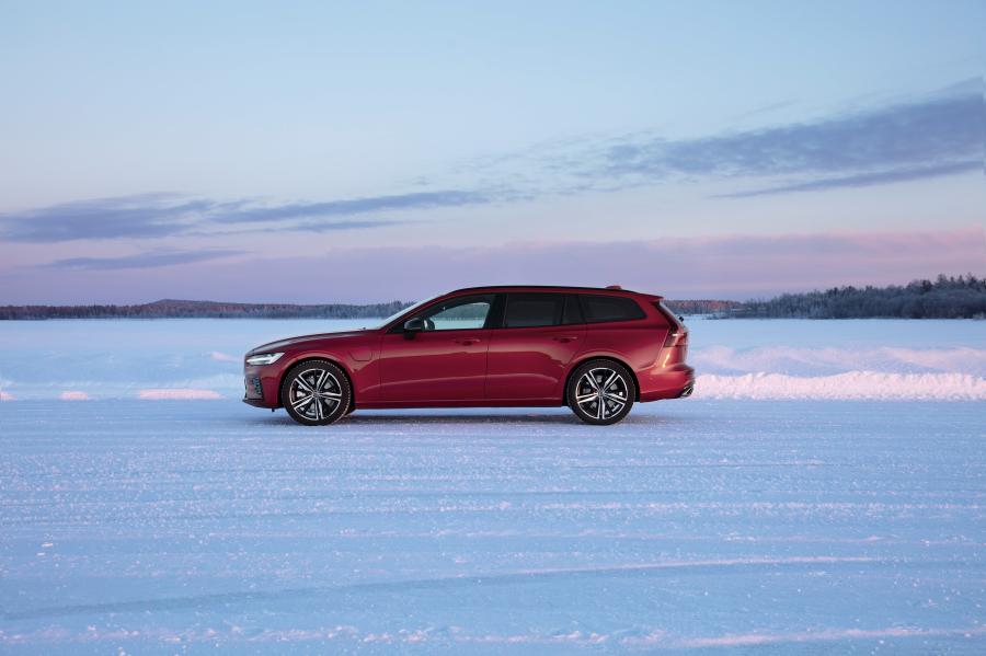 Volvo V60 T8 R-Design 2018 года  (WW) (фото 4 из 19)